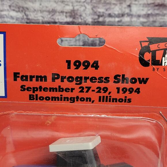 Vintage 1994 Scale models 1/64 scale Ford 946 4wd die-cast tractor blue/white - Picture 2 of 7